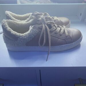 Universal thread fur sneakers